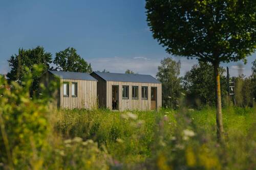 Modern Tiny House in the middle of a green meadow - a location for meetings in the countryside in Bavaria.