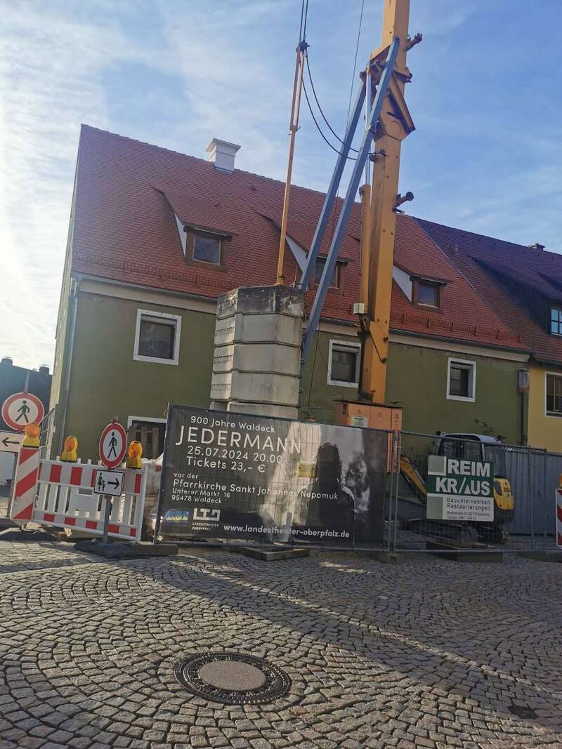 Ein Außenbild der Baustelle vom Haus 54, das gerade renoviert wird und in dem neue Ferienwohnungen der Hollerhöfe geschaffen werden.