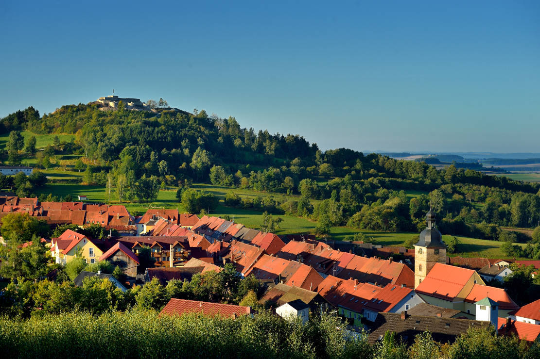 Der Blick auf die Häuser in Waldeck, dahinter der Schlossberg – ein wunderbarer Ort für eine Workation in Bayern.