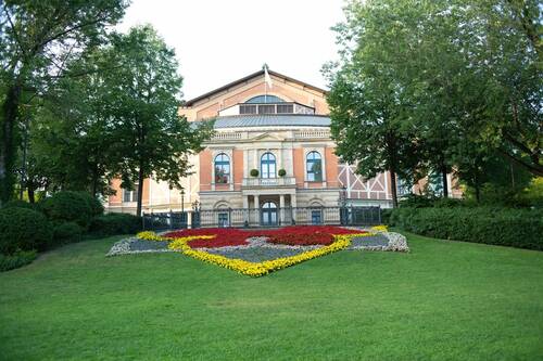 Das Festspielhaus in der Wagnerstadt Bayreuth von vorne fotografiert.