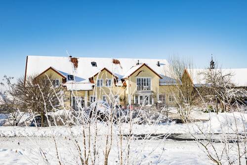 Winter holiday Upper Palatinate: snow-covered landscape with the Hollerhöfe in the background – the perfect setting for a peaceful winter retreat in Waldeck.