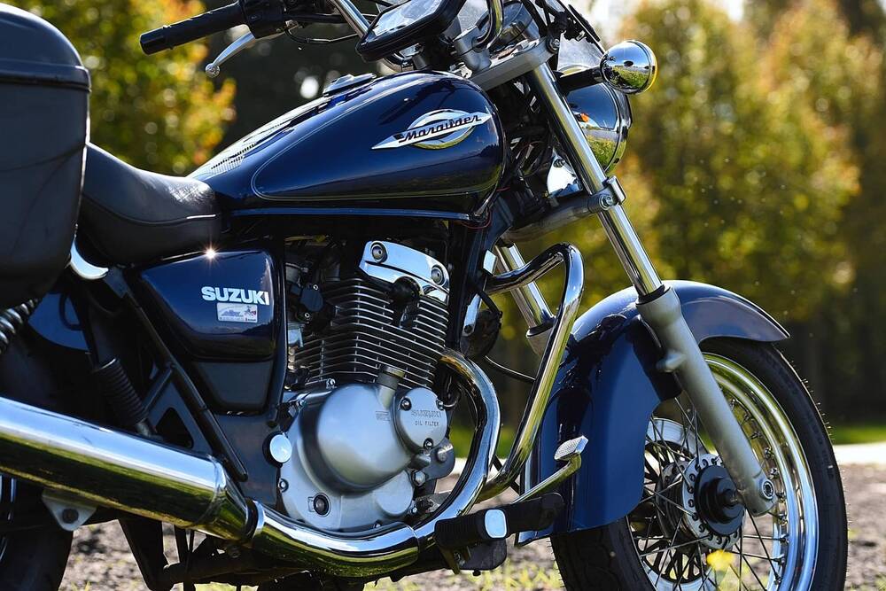 The close-up of a black Suziki bike as a symbol for the most beautiful motorbike tours in the Upper Palatinate
