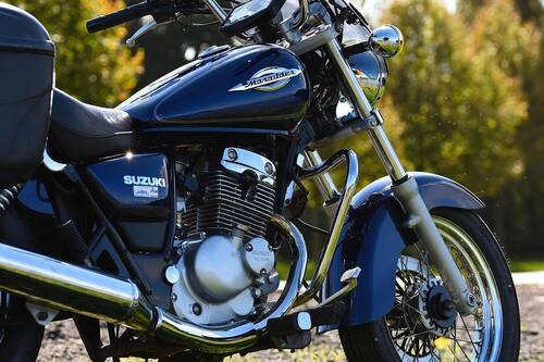 The close-up of a black Suziki bike as a symbol for the most beautiful motorbike tours in the Upper Palatinate