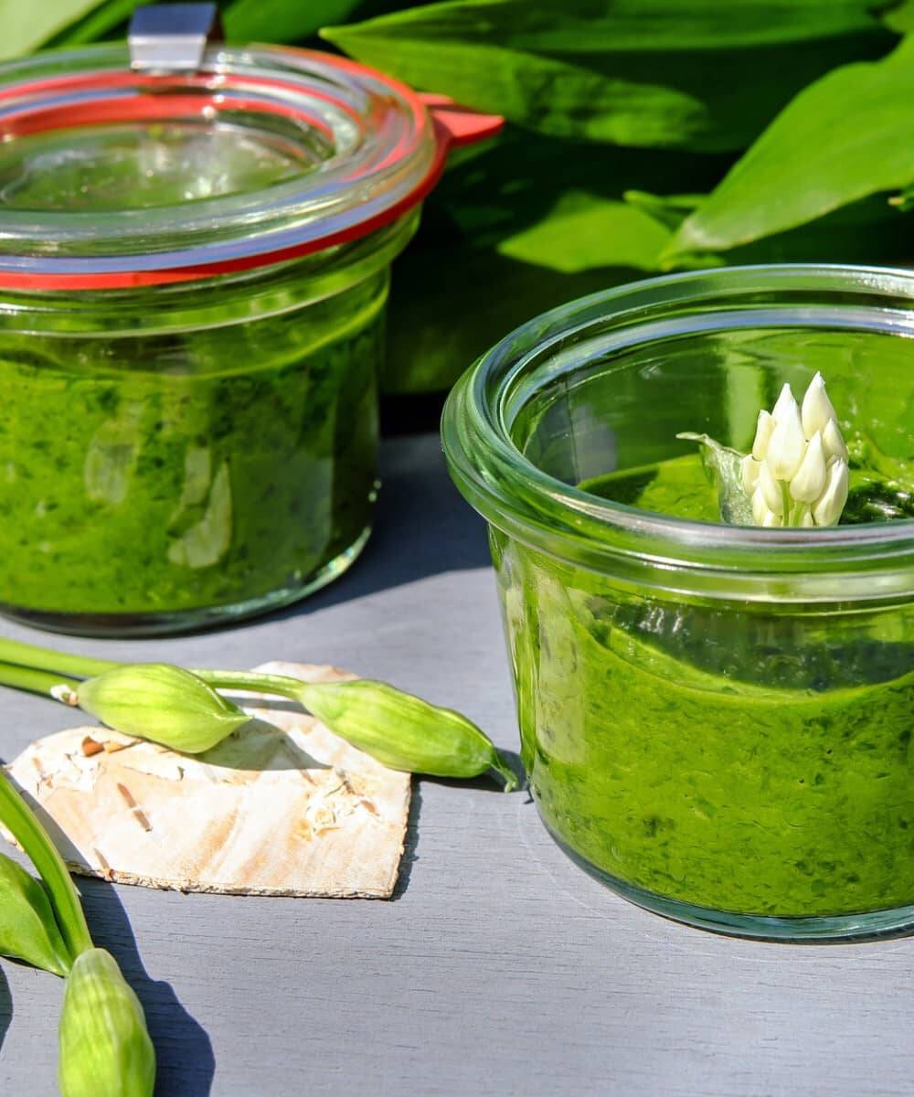 Zwei Weckgläser mit grasgrünem Bärlauch-Kräuter-Aufstrich zum Rezept dazu