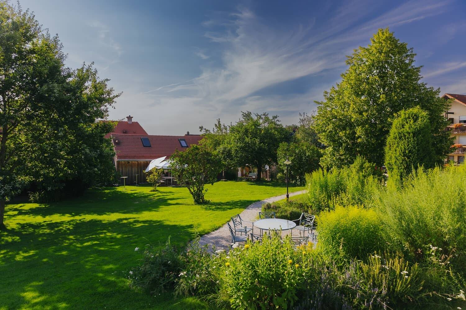 Der idyllisch-grüne Garten der Hollerhöfe, der sich optimal als Location eignet, um dort eine Gartenparty zu feiern.