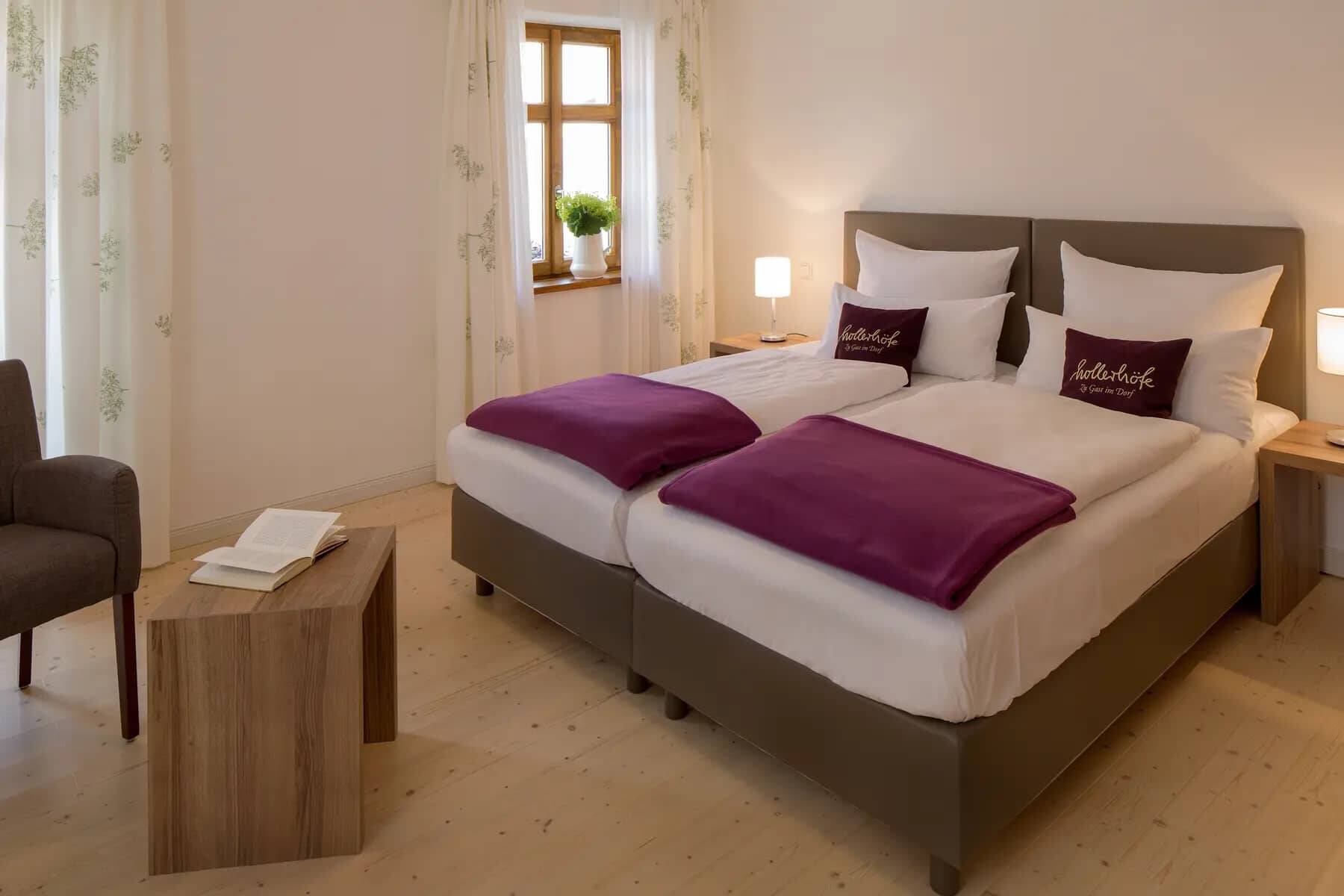 Ein großes Doppelbett mit hohen Matratzen im Schlafzimmer des Apartments der Hollerhöfe.