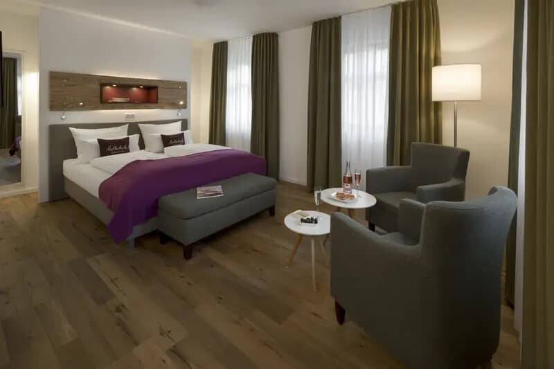 Das Schlafzimmer in einer der Ferienwohnungen als Beispielbild für das Longstay Angebot in den Hollerhöfen.