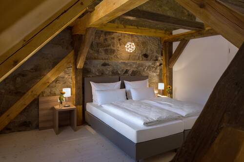 Gemütliches Doppelzimmer in den Hollerhöfen. Eine ideale Unterkunft für einen erholsamen Herbsturlaub in Bayern.