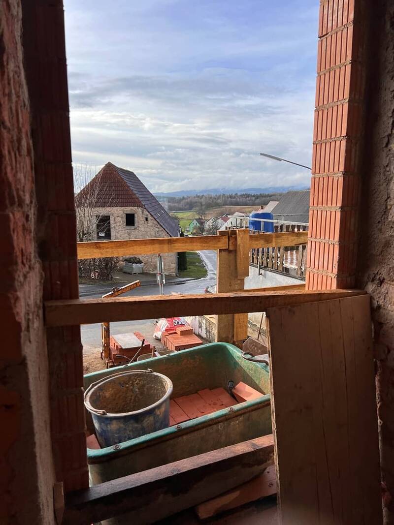 Ein Baustellenbild mit Blick durch ein zukünftiges Fenster nach draußen.