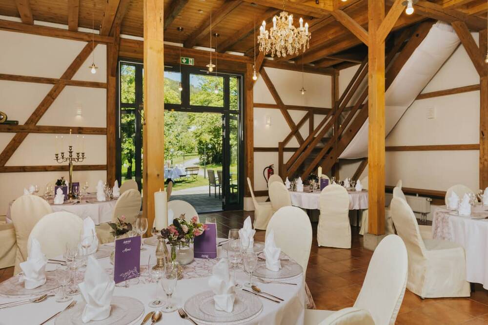 The Hollerscheuen is an elegant event location with festively laid tables and a view of the garden - the ideal room for weddings or other celebrations.