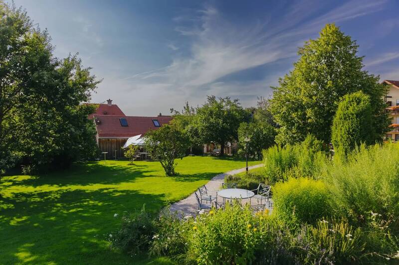 Der idyllische Garten der Hollerhöfe als perfekter Ort für Outdoor Yoga Retreats.