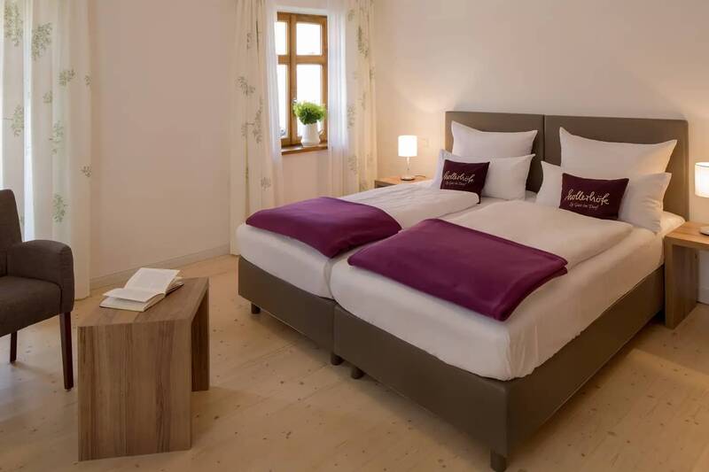 Ein Bett in einem der renovierten Dorfhäuser der Hollerhöfe.