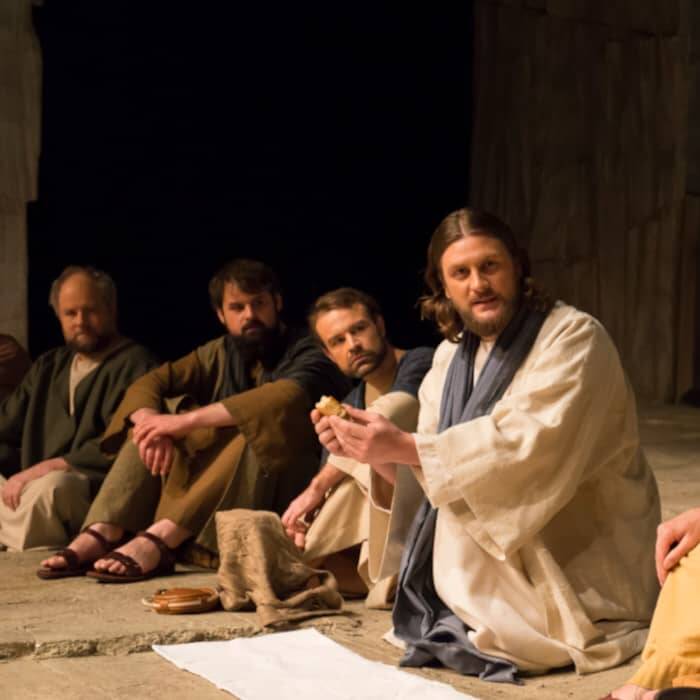 Eine Szene der Kemnather Passion, in der Jesus das Brot bricht, fotografiert von Doris Köhler.