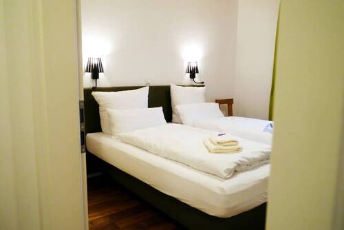 A view of a bedroom and a bed in the Kösslerhaus.