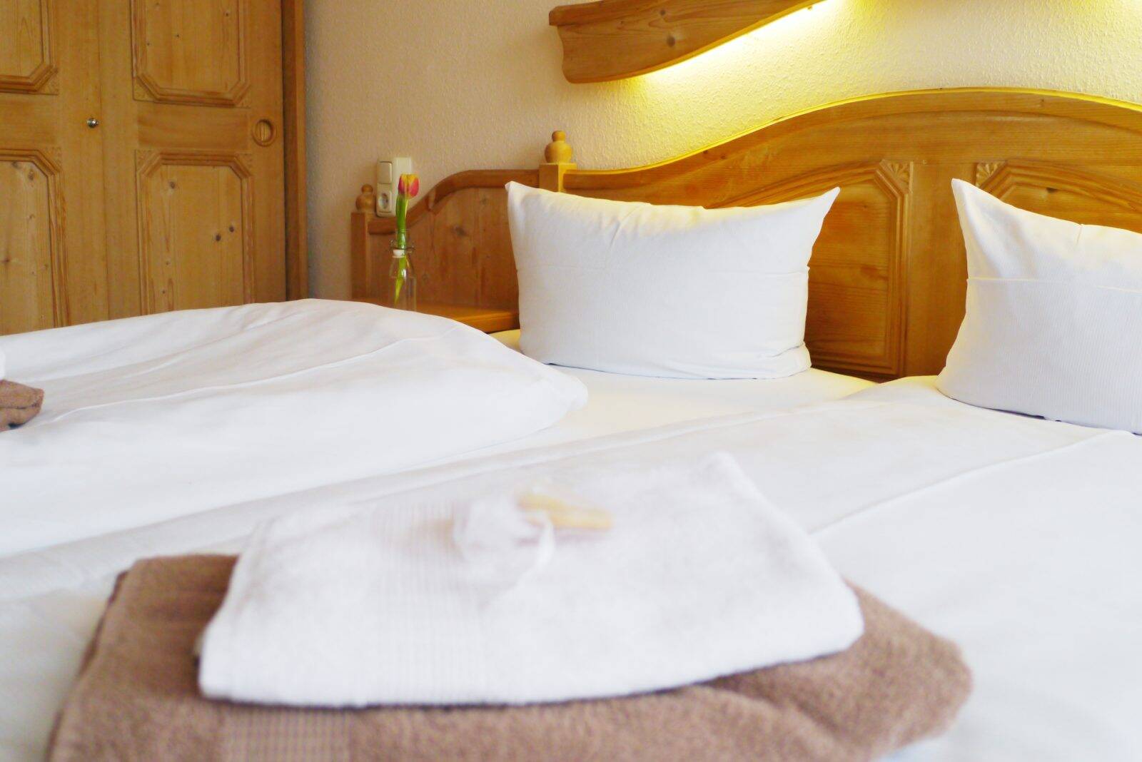 Eine Detailaufnahme der liebevoll angerichteten Handtücher auf dem Bett im Landgasthof Zum Hirschen.