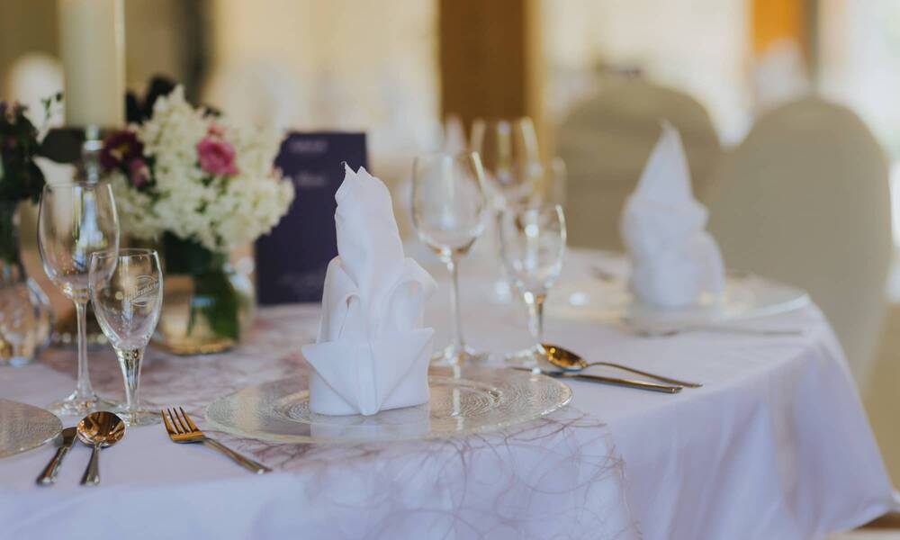 Elegant table with fine service and fresh flowers at the Hollerhöfe event location in Kemnath - the ideal place for special celebrations.