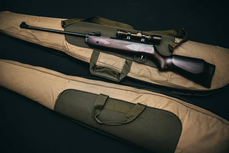 A close-up of a rifle in a beige gun case, the background is black. It serves as an example image for the arms museum in Kemnath.