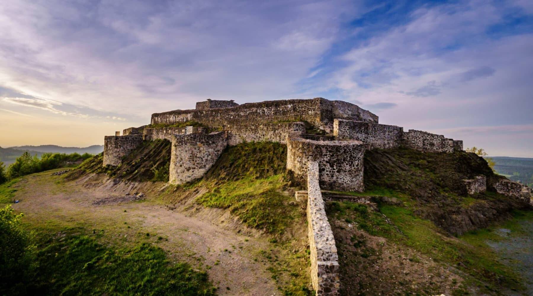 Die Burgruine Waldeck auf dem Schlossberg in Kemnath.