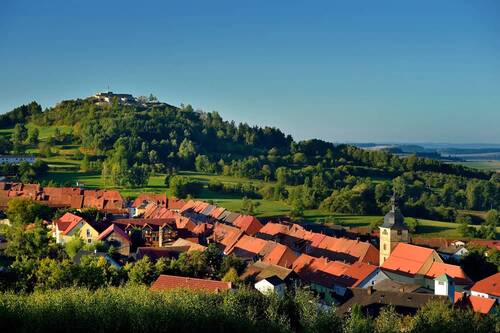 Die Dächer der Häuser in Waldeck mit dem Schlossberg im Hintergrund.