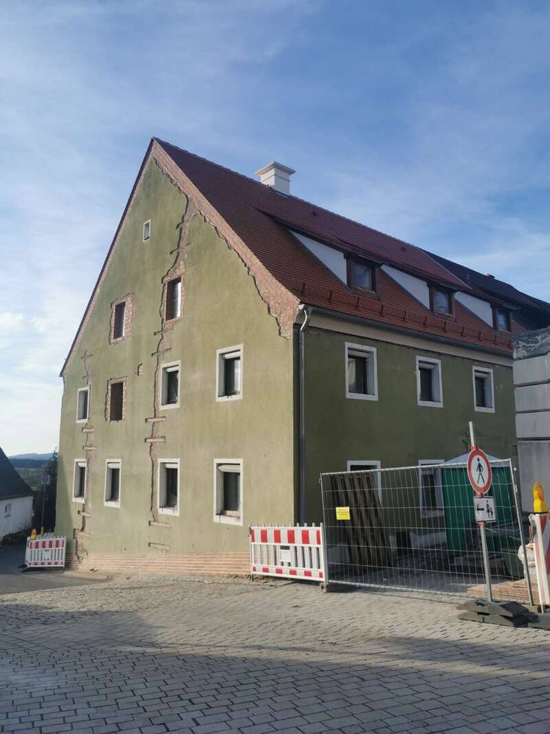 Ein Außenbild vom Haus 54, das gerade renoviert wird und in dem neue Ferienwohnungen der Hollerhöfe geschaffen werden.