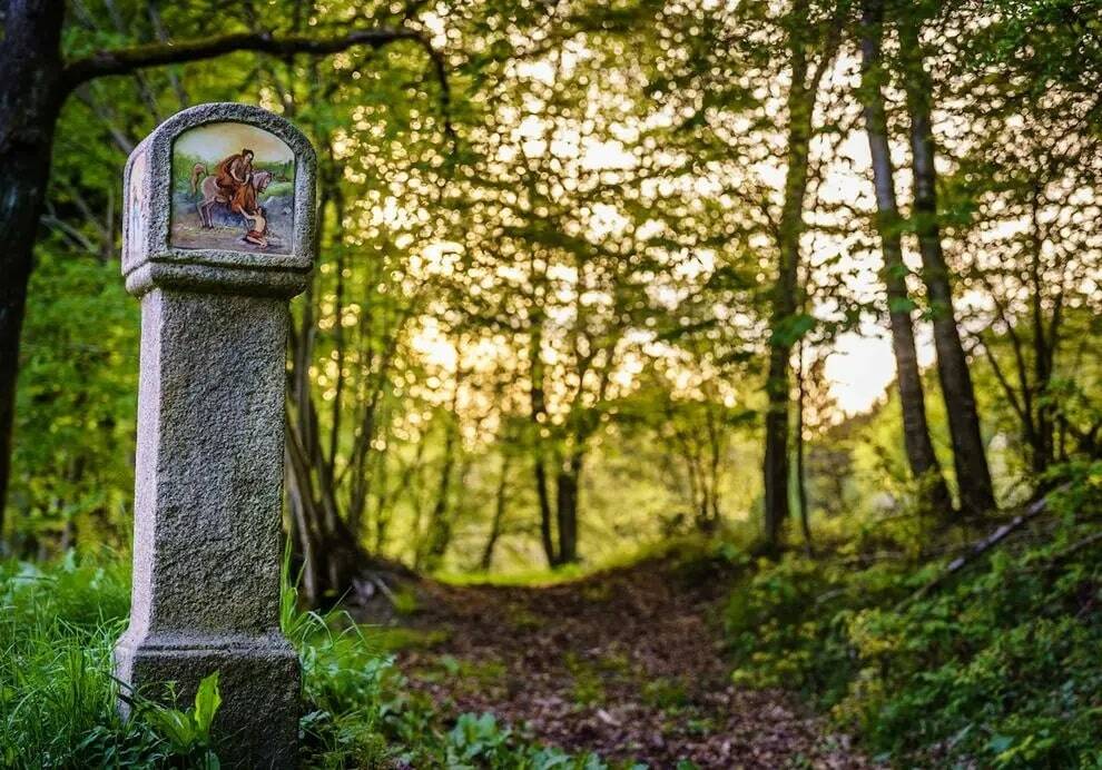 A memorial stone in the forest as an example of a nature holiday in the Upper Palatinate.