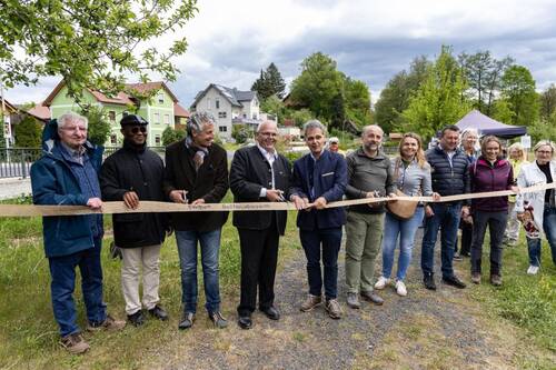 Group photo at the grand opening of the Edible Wild Plant Park (EWILPA) in Bad Neualbenreuth. The wild plant park invites you to discover it during your nature holiday in Germany.