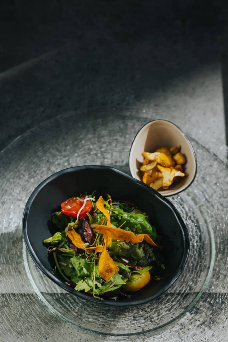 Ein frisch zubereiteter Salat mit Bratkartoffeln als Beilage als Sinnbild für das Hollerhöfe Restaurant in Kemnath.
