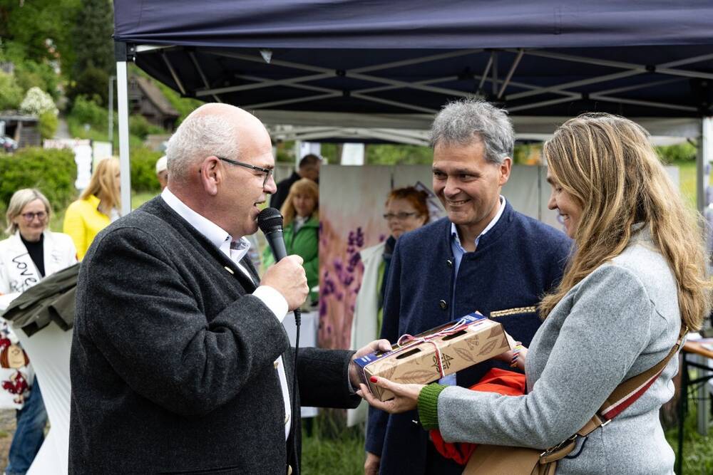 Festive gift handover at the Ewilpa reopening in Bad Neualbenreuth