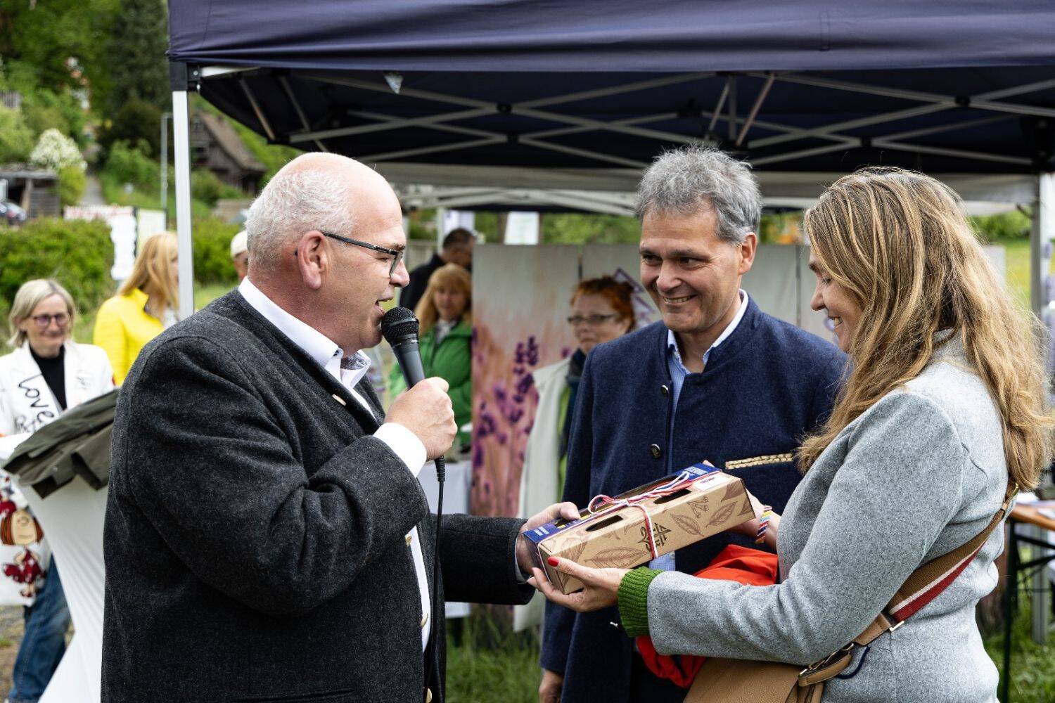 Festive gift handover at the Ewilpa reopening in Bad Neualbenreuth